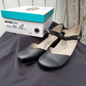 Aetrex Mia leather shoe, Size 11--NWT